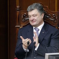 Aptauja: Porošenko bloks Ukrainas vēlēšanās izcīnīs trešdaļu mandātu