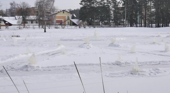 Video: Uz Ulbrokas ezera radīta savdabīga ledus skulptūru 'izstāde'