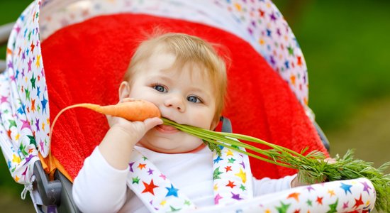 Pieejamas bezmaksas nodarbības par mazuļu attīstību: hendlings, zīdīšana, vingrošana