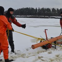 Foto: Pļaviņās pārbauda jauno zāģi 'Marta' un griež biezu ledu