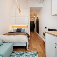 Ar gultu un dīvānu virtuvē: neparasti iekārtots dzīvoklis Tallinā