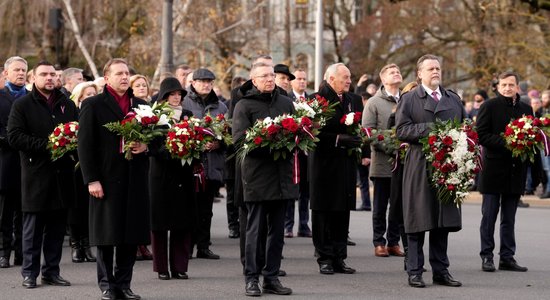 Foto: Augstākās valsts amatpersonas pie Brīvības pieminekļa noliek ziedus