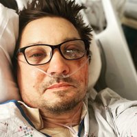 Pēc nelaimes kalnos smagā stāvoklī slimnīcā guļ aktieris Džeremijs Reners