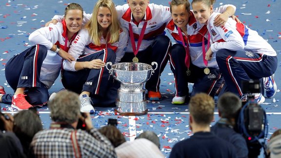 Czech Republic s Fed Cup team celebrate 