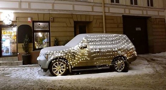 Video: Viļņā neatļautā vietā novietots 'Range Rover' no Krievijas ietīts Ziemassvētku lampiņās