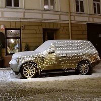 Video: Viļņā neatļautā vietā novietots 'Range Rover' no Krievijas ietīts Ziemassvētku lampiņās