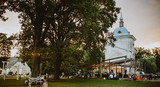 Aicina uz brīvdabas kino vakariem un sarunām Valmiermuižā