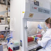 Eiropas Zāļu aģentūra paātrinātā procesā vērtē 'AstraZeneca' un Oksfordas universitātes izstrādāto vakcīnu