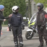 'Ātruma cilts' video: Rēdlihs izaicina ceļu policistu moto sacīkstē