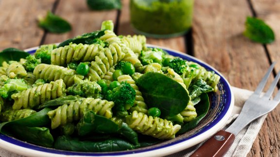 pasta ar spinātiem makaroni spināti ēdiens 