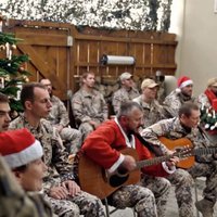 Video: Afganistānā dienošie Latvijas karavīri sveic svētkos ar burvīgu dziesmu