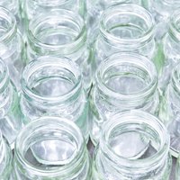 Kā efektīvi nomazgāt etiķetes no stikla burkām un pudelēm