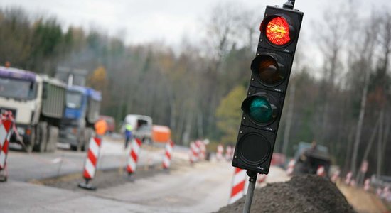 Uz Ventspils šosejas būvdarbu posmā ieviesīs luksoforus; aicina izmantot apbraucamos maršrutus