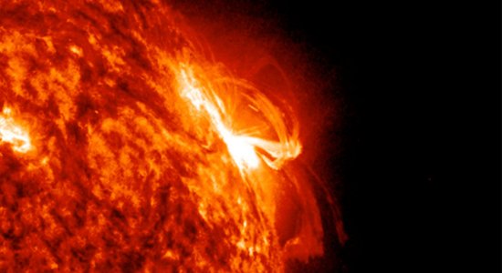 NASA nofilmējusi gigantisku Saules uzliesmojumu
