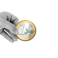Евро подешевел к доллару до девятилетнего минимума