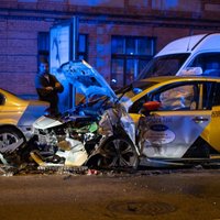 Naktī Valmieras ielā Rīgā sadūrušies četri auto; divi cietušie