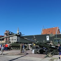 Тяжелая артиллерия и прочая техника армии США уютно расположились в центре Риги