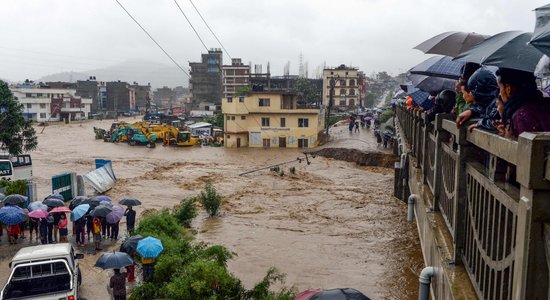 Foto: Nepālā plūdos un zemes nogruvumos dzīvību zaudējuši 43 cilvēki