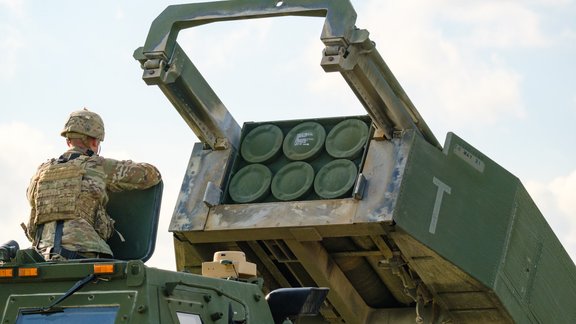 Spilves lidlaukā ierodas raķešu artilērijas sistēma HIMARS - 57