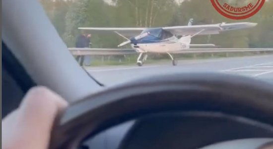Video: Uz šosejas pie Ādažiem neliela lidmašīna veic avārijas nosēšanos 