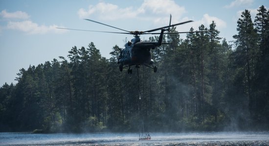 Piektdienas pievakarē kūdras ugunsgrēku Valdgales pagastā turpina dzēst trīs helikopteri