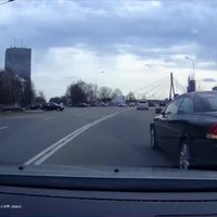 Video: Autovadītāja pārkārtojas uz 'aklo' un teju avarē