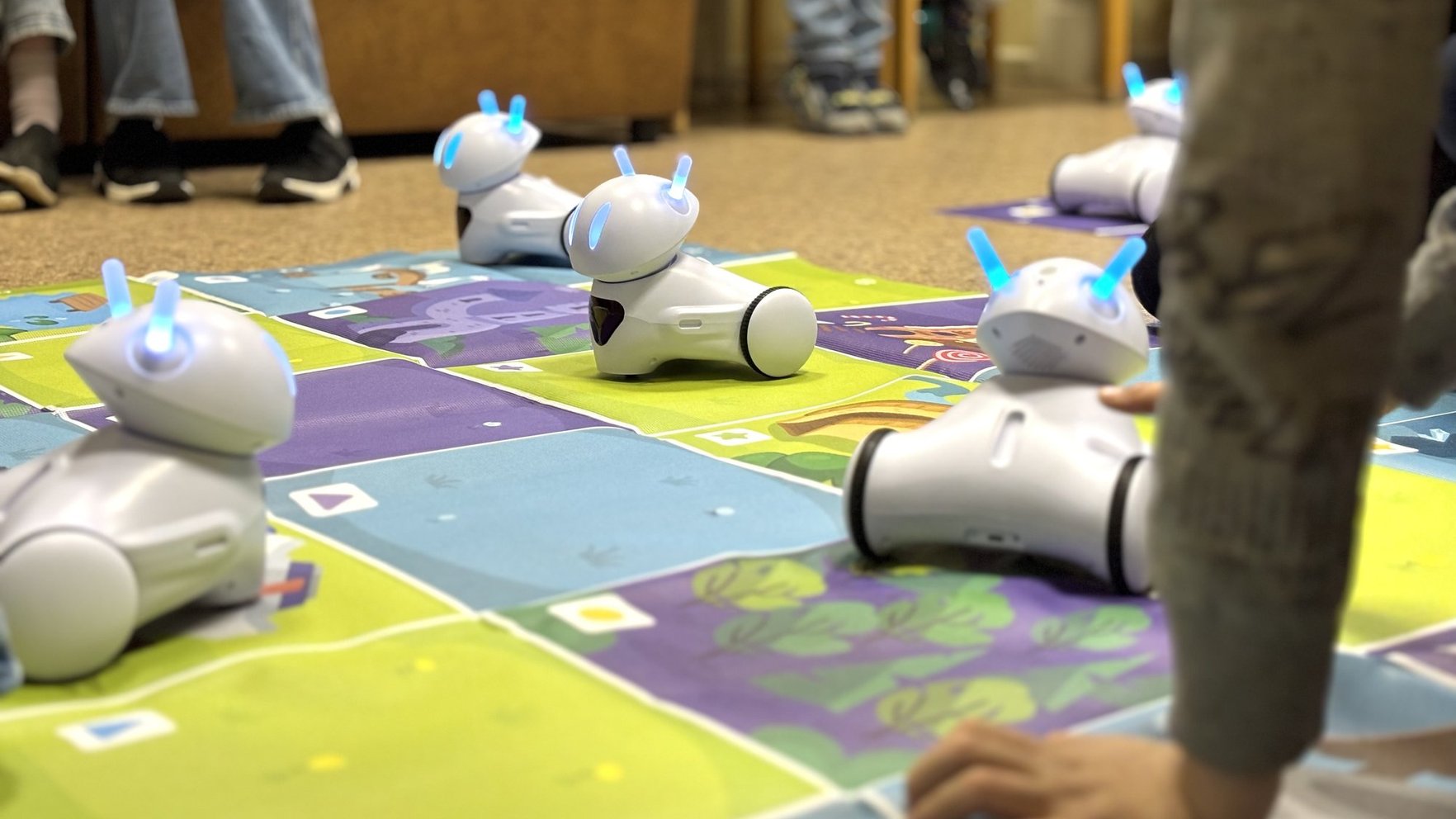 Reģionu skolās ienāk roboti – īpaša tehnoloģiju bibliotēka ļauj skolēniem darboties praktiski