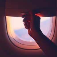 'TikTok' strīds liek diskutēt par lidojuma etiķeti: kam ir tiesības aizvērt loga aizbīdni?