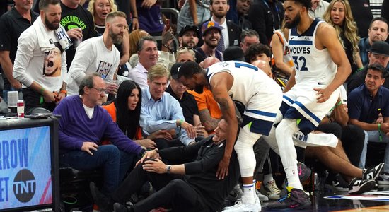 Video: Treneris NBA mačā pēc sadursmes ar savu spēlētāju gūst nopietnu ceļgala traumu