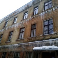 Lasītāju foto: Bīstamās lāstekas Rīgā; traumas gūst četri cilvēki