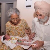 70-летняя индийская женщина впервые стала матерью