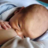 Par maz vai par daudz piena, bērns kož krūtī: problēmas un risinājumi krūtsbarošanā