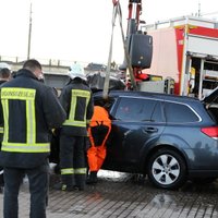 Foto: Rīgā pie Akmens tilta Daugavā iebraukusi un nogrimusi automašīna