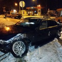 Rīgā uz dzelzceļa sliedēm apgāžas bēgošs BMW; autovadītājs bijis reibumā