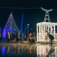 ФОТО. В Сигулде появился светящийся вагончик канатной дороги. Он сделан из 3600 лампочек