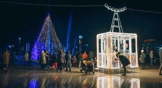 ФОТО. В Сигулде появился светящийся вагончик канатной дороги. Он сделан из 3600 лампочек