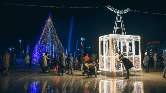 Foto: Pie Siguldas stacijas ar 3600 gaismiņām zaigo gaisa vagoniņš