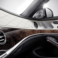 'Mercedes' atklāj jaunās S-klases interjeru; spiegi nobildējuši auto pilnībā