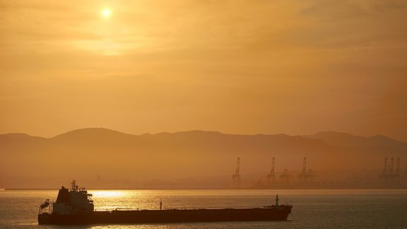 По миру дрейфуют десятки танкеров с российской нефтью. Это последствие самых жестких санкций США с начала войны По миру дрейфуют десятки танкеров с российской нефтью. Это последствие самых жестких санкций США с начала войны