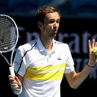 Medvedevs pārvar 'French Open' pirmo kārtu; zaudējums lietuvietim Beraņķim