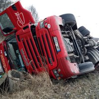 Uz Ķekavas apļa apgāžas kravas auto; satiksme atjaunota (plkst.17:10)