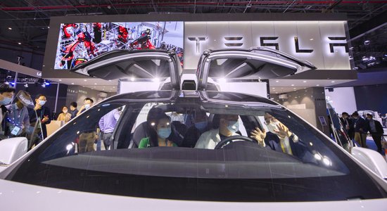 'Tesla' tirgus vērtība pirmo reizi pārsniegusi 700 miljardus dolāru