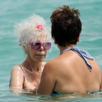 86 gadus vecā Albas hercogiene peldas bikini