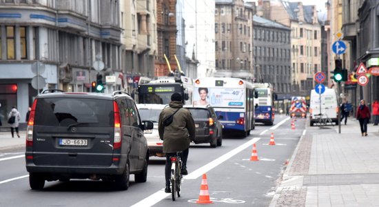 Čaka ielas pārmarķēšanas laikā aicina satiksmes dalībniekus būt iecietīgiem