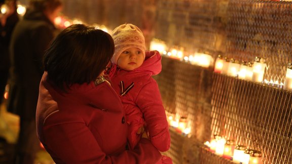 Kritušo karavīru piemiņai pie Rīgas pils zaigo tūkstošiem svecīšu liesmiņu - 28