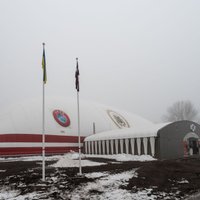 Foto: Laikapstākļi treniņiem vairs nebūs šķērslis – Liepājā svinīgi atklāj futbola halli