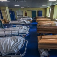 Zārki un gultas: kā 'Covid-19' nāvējošās sekas izskatās slimnīcā Bergamo