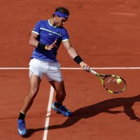Džokovičs un Nadals sasniedz Francijas atklātā čempionāta trešo kārtu