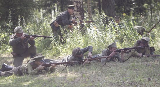 Foto: Kā Nāves salā rekonstruēja armijas kaujas