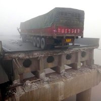 Pirotehnikas kravas sprādzienā sabrūk tilts Ķīnā (papildināts 17:55)